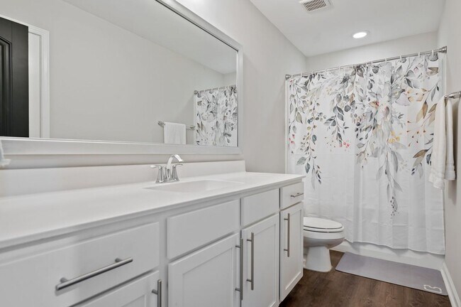 Building Photo - Furnished rental/Short Term Available