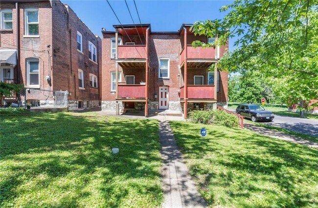 Building Photo - 3300 Miami St