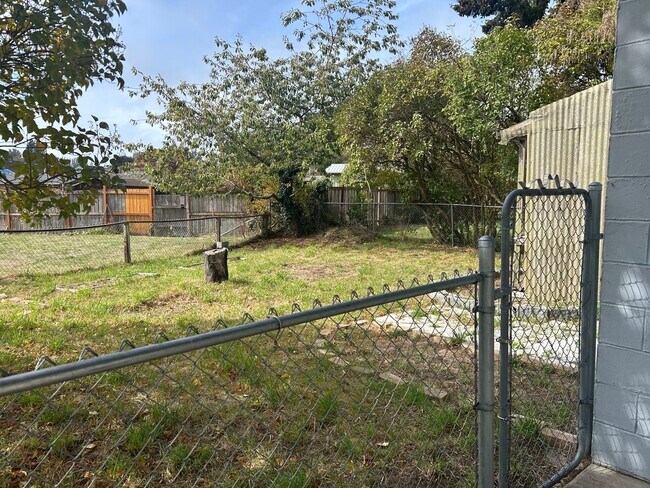 Building Photo - Charming 3 Bedroom Home