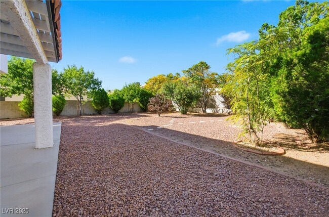 Building Photo - 1460 Daybreak Rd