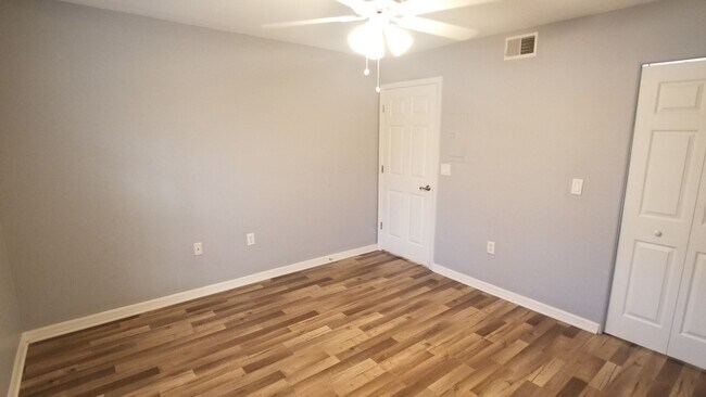 Building Photo - 302 Lake Parsons Green