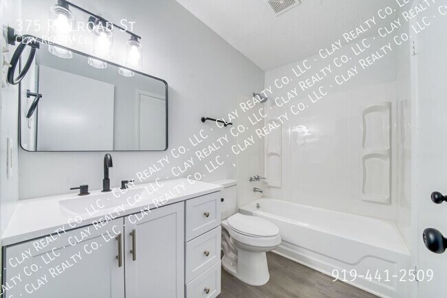 Building Photo - 375 Railroad St