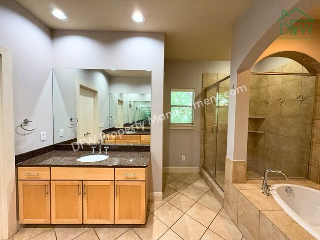 Building Photo - Elegant and Spacious 2-Bedroom Townhome with Rooftop View in Dallas