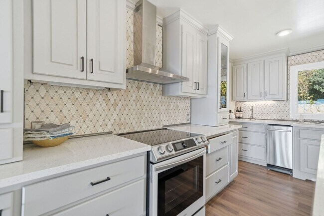 Building Photo - FULLY FURNISHED! Magnificent Panoramic Views!!