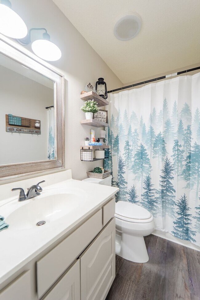 Building Photo - Charming 4 bedroom, 3 bathroom with lots of outdoor living space.