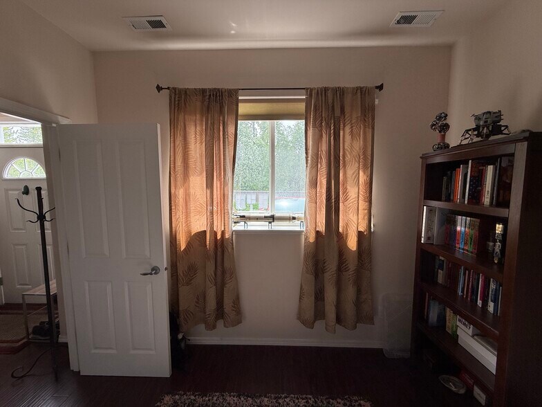 Front Room 03 - 4586 Campbell Park Loop