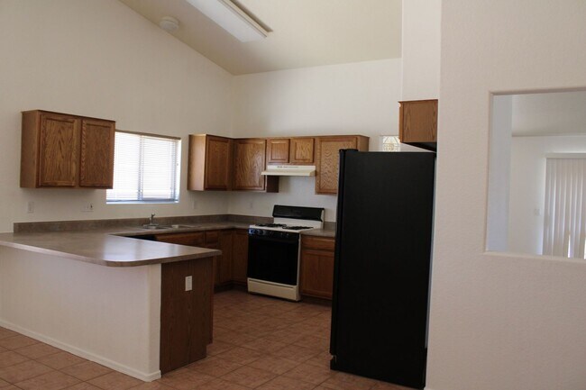 Building Photo - Welcome to this spacious 4 bedroom, 2 bathroom home just waiting for you!