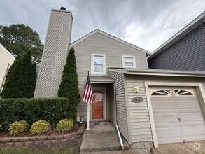 Building Photo - Lovely 3 Bed 2 bath home with vaulted ceiling