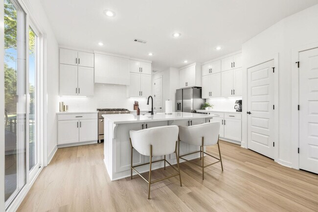 Building Photo - 1324 Van Buren Ave