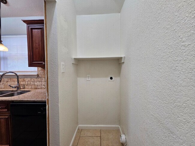 Building Photo - AVAILABLE NOW!