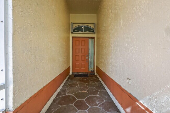 Building Photo - 1520 S Club Dr