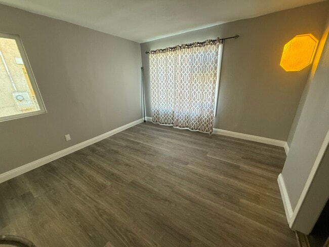 Building Photo - 3428 S Budlong Ave