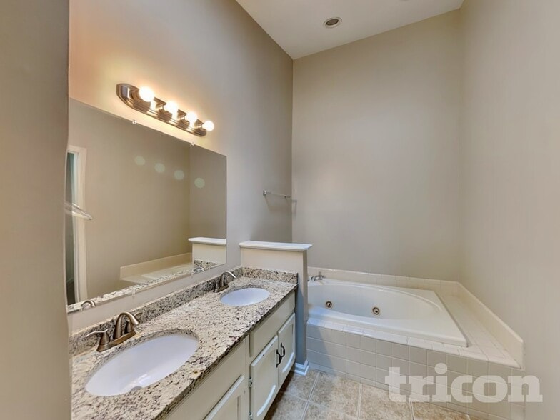 Building Photo - 2055 Towne Manor Dr NW