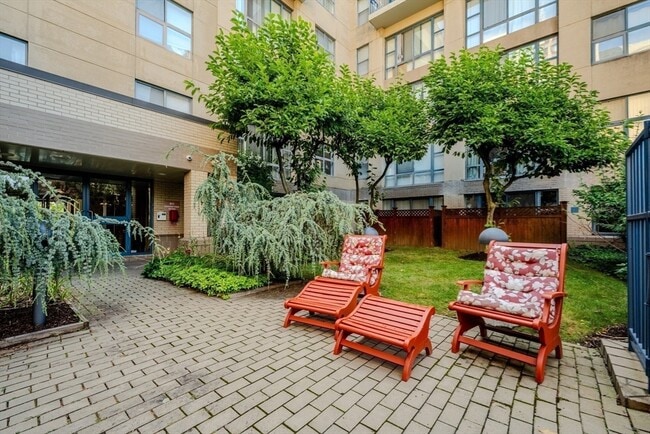 Building Photo - 170 Gore St