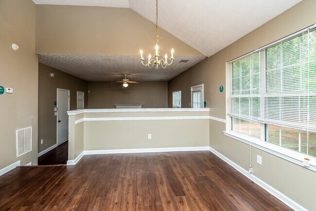 Building Photo - 70 Creekview Blvd