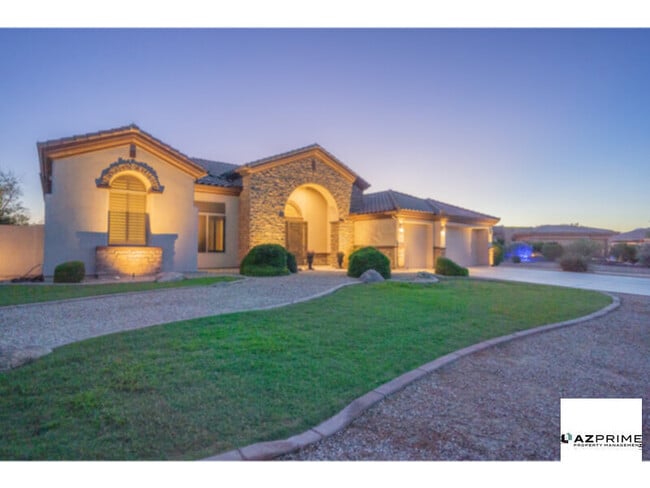 Building Photo - Experience Unparalleled Luxury in this Stunning 4/3 Fully-furnished Custom Home in Litchfield Park.
