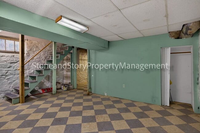 Building Photo - Large 4 bedroom 2 bath in well established Oakland neighborhood