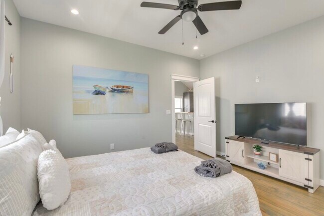 Building Photo - 1049 Sunset Cir