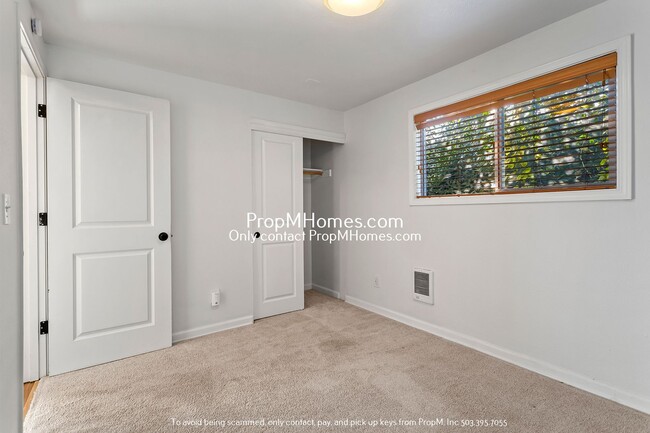 Building Photo - Wonderful Two Bedroom Condo In SE Portland!