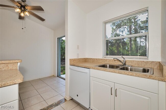 Building Photo - 3825 Hollycrest St