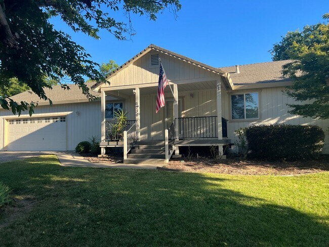 Building Photo - Three Bedroom Two Bathroom Large Garage in...