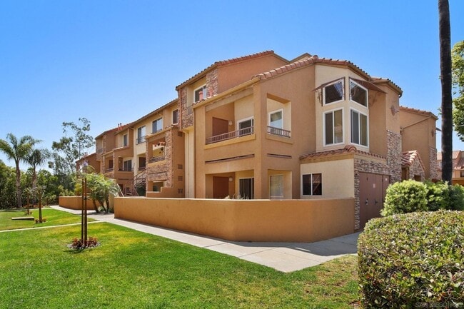 Building Photo - Beautiful 2BD/ 2BA W/ Reserved Parking in ...