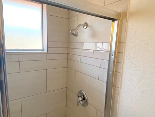 Building Photo - 10122 Shadow Wood Dr