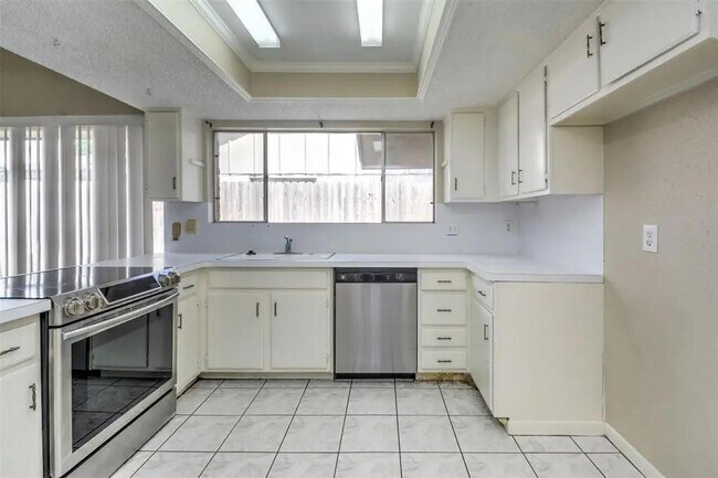 Building Photo - 23119 Naples Dr