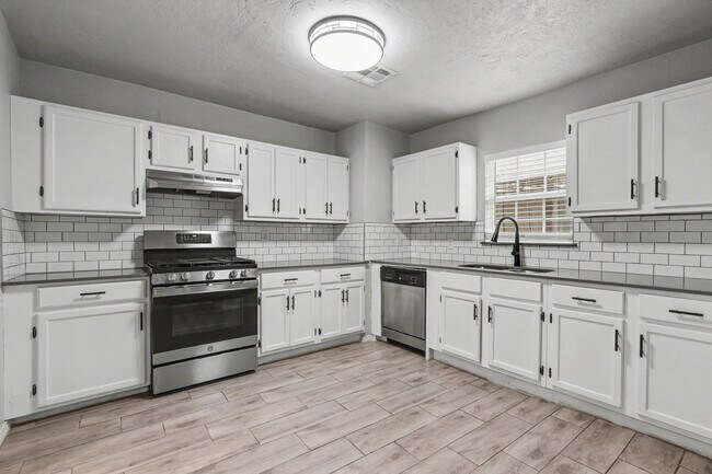 Building Photo - 537 SW 45th St