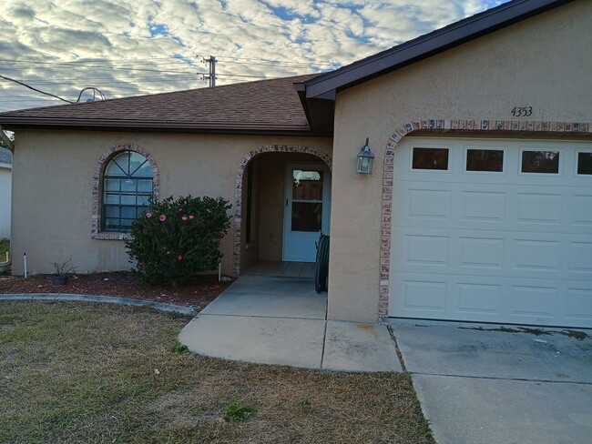 Primary Photo - 2 bedroom one bathroom with 2 bonus room