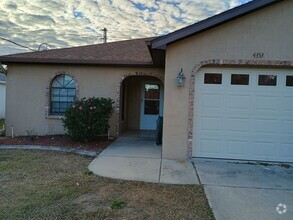 Building Photo - 2 bedroom one bathroom with 2 bonus room