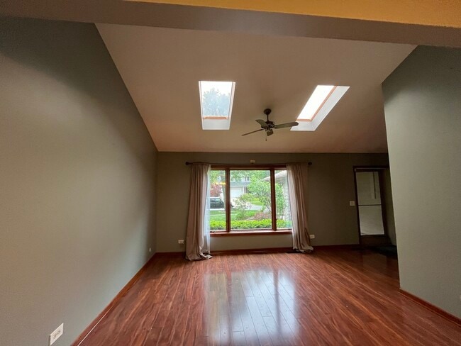 Building Photo - 556 Beaconsfield Ave