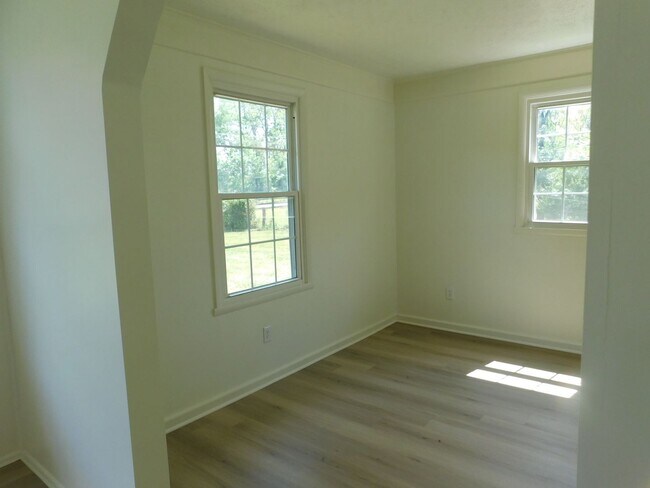 Building Photo - Price Reduced!!! $1950/Month