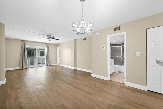 Building Photo - 1161 Hillsboro Mile Unit 207