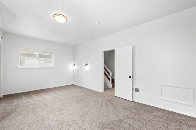 Building Photo - Stunning 4 bedroom in McKees Rocks availab...