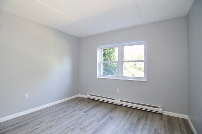 Building Photo - 22 Maple Crest Cir