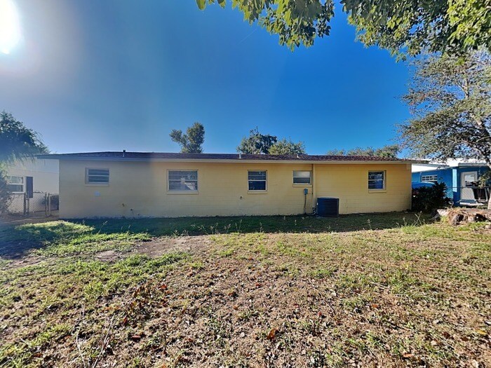 Building Photo - 2230 Rohr Dr