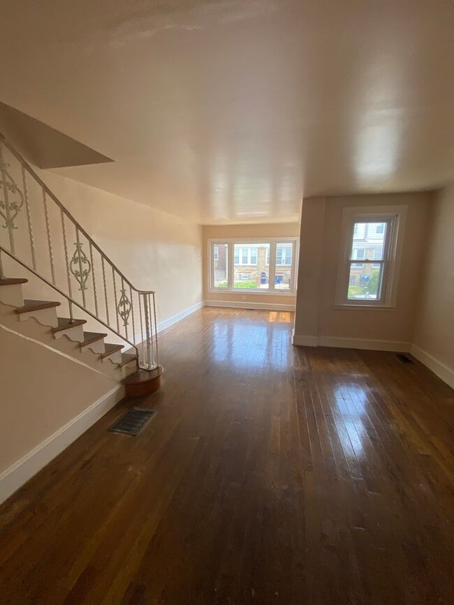 Building Photo - Newly Renovated 3 Bedroom and 1 Bathroom T...