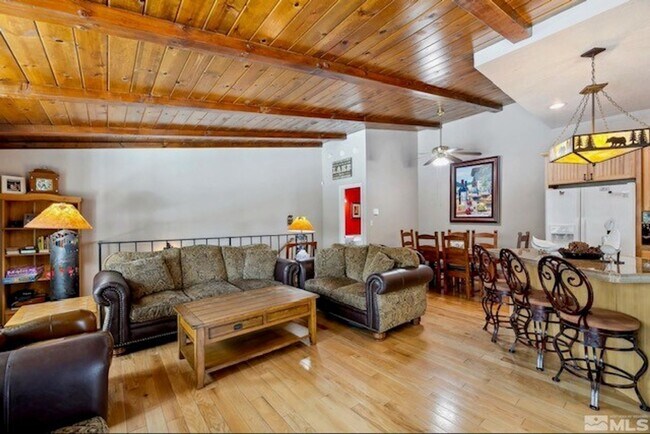 Building Photo - Large quiet condo backs to the forest