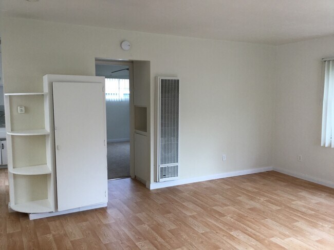 Primary Photo - Private Cottage unit behind house with fen...