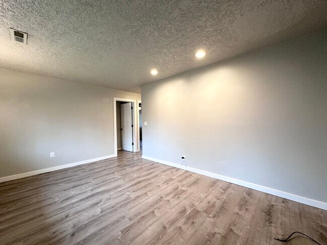 Building Photo - Single Family Home in SE Portland - Large ...