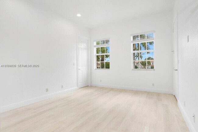 Building Photo - 4762 Lakeside Terrace