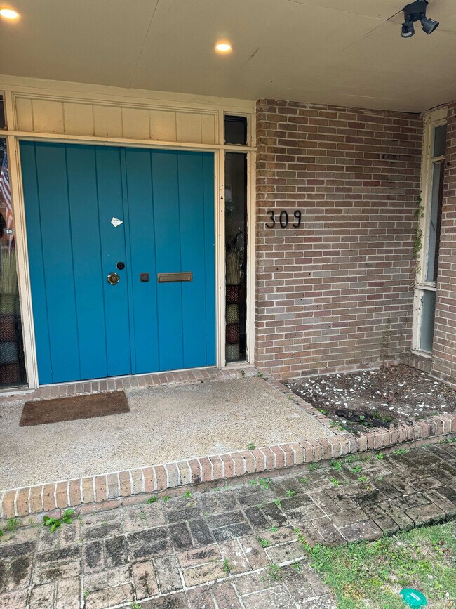 Building Photo - 305 Indian Creek Dr E