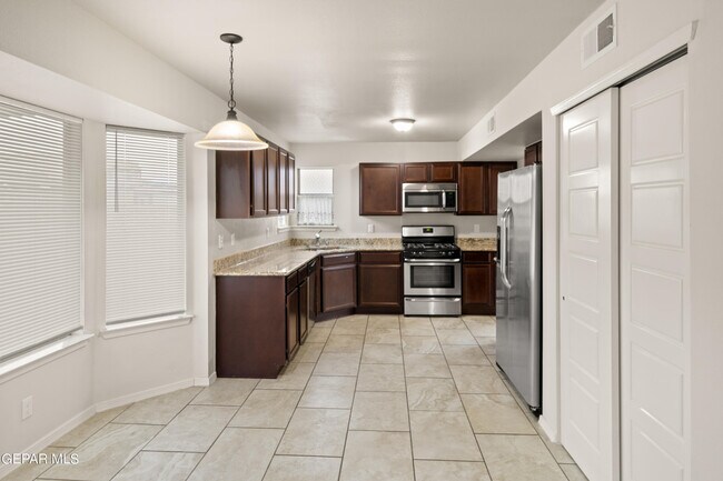 Building Photo - 14432 Russell Borea