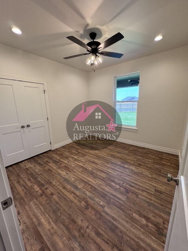Building Photo - Sawdust Duplex