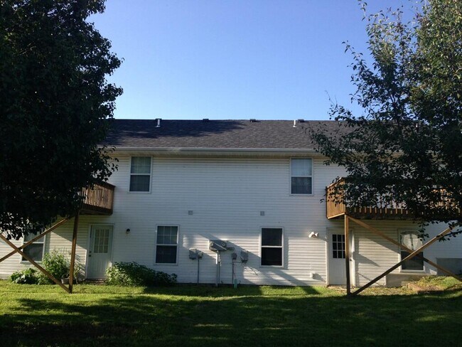Building Photo - 2504 Carnation Dr