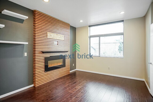 Building Photo - 2 BED & 1.5 BATH TOWNHOME FOR RENT