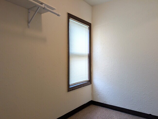 Building Photo - 2 Bedroom Lower Duplex In Green Bay