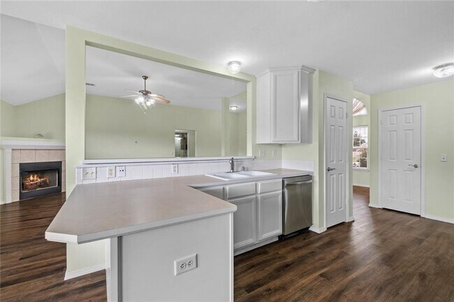 Building Photo - 1901 SW Columbus Rd