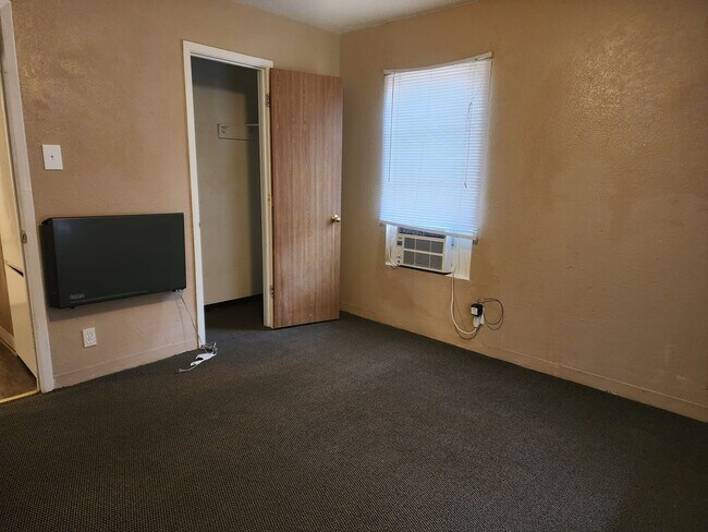 Building Photo - E 9th Duplex 1